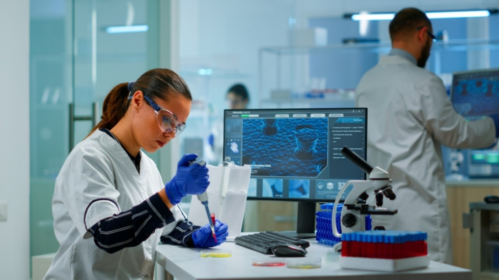 “El fin del medicamento universal”: farmacéuticas aceleran revolución con IA y terapias diseñadas para cada paciente